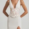 Vestito lungo a corsetto con scollo profondo e volant Nathalia in avorio Vestito lungo a corsetto con scollo profondo e volant Nathalia in avorio