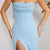 Vestito lungo a fascia con collo a cappuccio decorato La Rochette in azzurro Vestito lungo a fascia con collo a cappuccio decorato La Rochette in azzurro