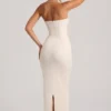 Vestito lungo a fascia con collo a cappuccio e decorazioni Palermo in bianco Vestito lungo a fascia con collo a cappuccio e decorazioni Palermo in bianco
