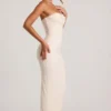 Vestito lungo a fascia con collo a cappuccio e decorazioni Palermo in bianco Vestito lungo a fascia con collo a cappuccio e decorazioni Palermo in bianco