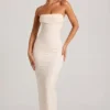 Vestito lungo a fascia con collo a cappuccio e decorazioni Palermo in bianco Vestito lungo a fascia con collo a cappuccio e decorazioni Palermo in bianco
