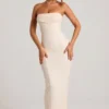 Vestito lungo a fascia con collo a cappuccio e decorazioni Palermo in bianco Vestito lungo a fascia con collo a cappuccio e decorazioni Palermo in bianco