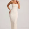 Vestito lungo a fascia con collo a cappuccio e decorazioni Palermo in bianco Vestito lungo a fascia con collo a cappuccio e decorazioni Palermo in bianco