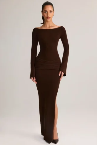 Vestito lungo a maniche lunghe con scollo a barchetta in maglia a coste Isay, color cioccolato