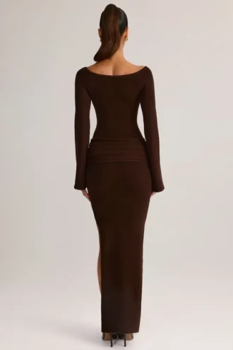 Vestito lungo a maniche lunghe con scollo a barchetta in maglia a coste Isay, color cioccolato