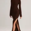 Vestito lungo a maniche lunghe con scollo a barchetta in maglia a coste Isay, color cioccolato Vestito lungo a maniche lunghe con scollo a barchetta in maglia a coste Isay, color cioccolato
