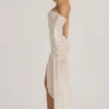 Vestito lungo asimmetrico semi-trasparente con decorazioni Kerra in bianco Vestito lungo asimmetrico semi-trasparente con decorazioni Kerra in bianco