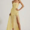 Vestito lungo asimmetrico semi-trasparente con decorazioni Kerra in giallo Vestito lungo asimmetrico semi-trasparente con decorazioni Kerra in giallo