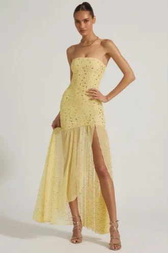 Vestito lungo asimmetrico semi-trasparente con decorazioni Kerra in giallo