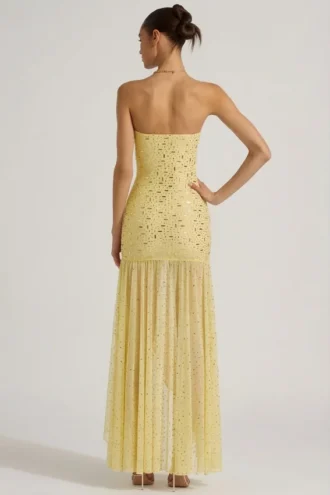 Vestito lungo asimmetrico semi-trasparente con decorazioni Kerra in giallo