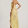 Vestito lungo asimmetrico semi-trasparente con decorazioni Kerra in giallo Vestito lungo asimmetrico semi-trasparente con decorazioni Kerra in giallo