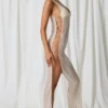 Vestito lungo con cut-out e dettagli in perla Pacifica in bianco perla Vestito lungo con cut-out e dettagli in perla Pacifica in bianco perla