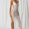 Vestito lungo con cut-out e dettagli in perla Pacifica in bianco perla Vestito lungo con cut-out e dettagli in perla Pacifica in bianco perla