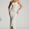 Vestito lungo con orlo a fazzoletto decorato Dole in bianco Vestito lungo con orlo a fazzoletto decorato Dole in bianco