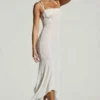 Vestito lungo con orlo a fazzoletto decorato Dole in bianco Vestito lungo con orlo a fazzoletto decorato Dole in bianco