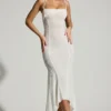Vestito lungo con orlo a fazzoletto decorato Dole in bianco Vestito lungo con orlo a fazzoletto decorato Dole in bianco