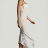 Vestito lungo con orlo a fazzoletto decorato Dole in bianco Vestito lungo con orlo a fazzoletto decorato Dole in bianco