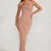 Vestito lungo con scollo a cappuccio e fascia decorata Palermo in beige Vestito lungo con scollo a cappuccio e fascia decorata Palermo in beige