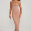 Vestito lungo con scollo a cappuccio e fascia decorata Palermo in beige Vestito lungo con scollo a cappuccio e fascia decorata Palermo in beige