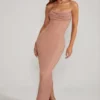 Vestito lungo con scollo a cappuccio e fascia decorata Palermo in beige Vestito lungo con scollo a cappuccio e fascia decorata Palermo in beige