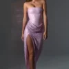 Vestito lungo con scollo a cappuccio e fascia in vita decorato La Rochette in rosa Vestito lungo con scollo a cappuccio e fascia in vita decorato La Rochette in rosa