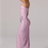 Vestito lungo con scollo a cappuccio e fascia in vita decorato La Rochette in rosa Vestito lungo con scollo a cappuccio e fascia in vita decorato La Rochette in rosa