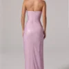 Vestito lungo con scollo a cappuccio e fascia in vita decorato La Rochette in rosa Vestito lungo con scollo a cappuccio e fascia in vita decorato La Rochette in rosa