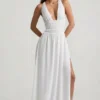 Vestito lungo con scollo a V e incrocio sulla schiena Pryana in bianco Vestito lungo con scollo a V e incrocio sulla schiena Pryana in bianco