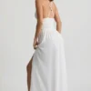 Vestito lungo con scollo a V e incrocio sulla schiena Pryana in bianco Vestito lungo con scollo a V e incrocio sulla schiena Pryana in bianco