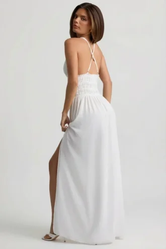 Vestito lungo con scollo a V e incrocio sulla schiena Pryana in bianco