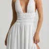 Vestito lungo con scollo a V e incrocio sulla schiena Pryana in bianco Vestito lungo con scollo a V e incrocio sulla schiena Pryana in bianco