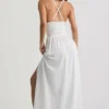 Vestito lungo con scollo a V e incrocio sulla schiena Pryana in bianco Vestito lungo con scollo a V e incrocio sulla schiena Pryana in bianco