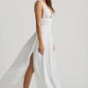 Vestito lungo con scollo a V e incrocio sulla schiena Pryana in bianco Vestito lungo con scollo a V e incrocio sulla schiena Pryana in bianco