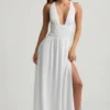 Vestito lungo con scollo a V e incrocio sulla schiena Pryana in bianco Vestito lungo con scollo a V e incrocio sulla schiena Pryana in bianco
