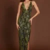 Vestito lungo con scollo all’americana decorato Luserna in verde serpente Vestito lungo con scollo all’americana decorato Luserna in verde serpente