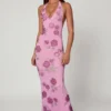 Vestito lungo con scollo all’americana e decorazioni Gyda in rosa tenue Vestito lungo con scollo all’americana e decorazioni Gyda in rosa tenue