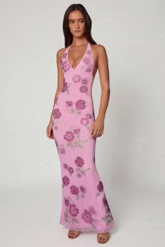 Vestito lungo con scollo all’americana e decorazioni Gyda in rosa tenue Vestito lungo con scollo all’americana e decorazioni Gyda in rosa tenue
