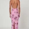 Vestito lungo con scollo all’americana e decorazioni Gyda in rosa tenue Vestito lungo con scollo all’americana e decorazioni Gyda in rosa tenue