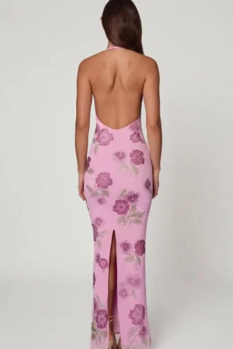 Vestito lungo con scollo all’americana e decorazioni Gyda in rosa tenue Vestito lungo con scollo all’americana e decorazioni Gyda in rosa tenue