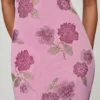 Vestito lungo con scollo all’americana e decorazioni Gyda in rosa tenue Vestito lungo con scollo all’americana e decorazioni Gyda in rosa tenue