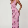 Vestito lungo con scollo all’americana e decorazioni Gyda in rosa tenue Vestito lungo con scollo all’americana e decorazioni Gyda in rosa tenue