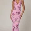Vestito lungo con scollo all’americana e decorazioni Gyda in rosa tenue Vestito lungo con scollo all’americana e decorazioni Gyda in rosa tenue