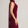 Vestito lungo con scollo all’americana e dettagli a sciarpa in maglia a coste Dree, color vino Vestito lungo con scollo all’americana e dettagli a sciarpa in maglia a coste Dree, color vino