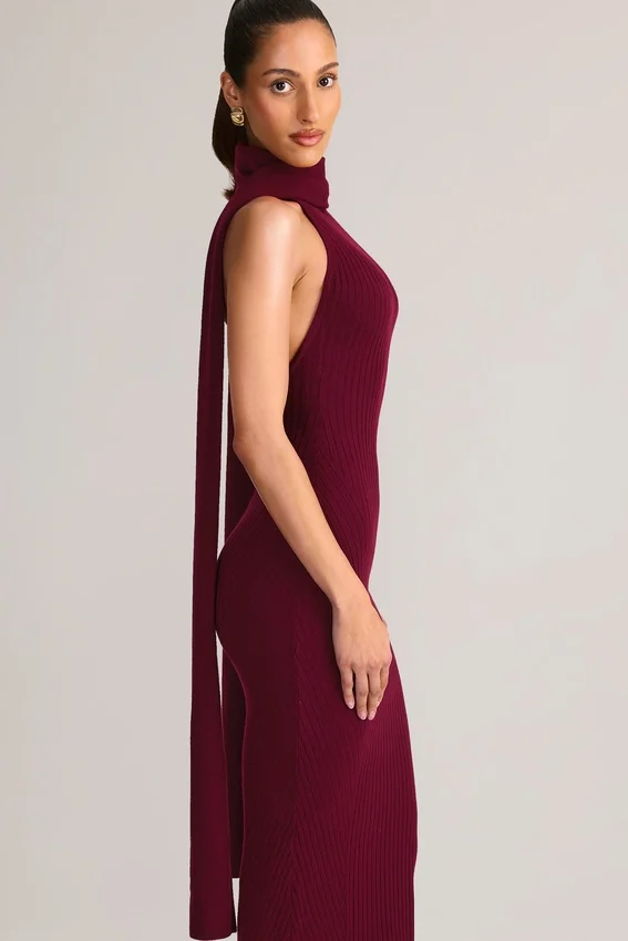 Vestito lungo con scollo all’americana e dettagli a sciarpa in maglia a coste Dree, color vino Vestito lungo con scollo all’americana e dettagli a sciarpa in maglia a coste Dree, color vino
