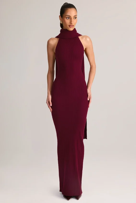 Vestito lungo con scollo all’americana e dettagli a sciarpa in maglia a coste Dree, color vino Vestito lungo con scollo all’americana e dettagli a sciarpa in maglia a coste Dree, color vino
