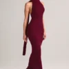 Vestito lungo con scollo all’americana e dettagli a sciarpa in maglia a coste Dree, color vino Vestito lungo con scollo all’americana e dettagli a sciarpa in maglia a coste Dree, color vino