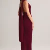 Vestito lungo con scollo all’americana e dettagli a sciarpa in maglia a coste Dree, color vino Vestito lungo con scollo all’americana e dettagli a sciarpa in maglia a coste Dree, color vino