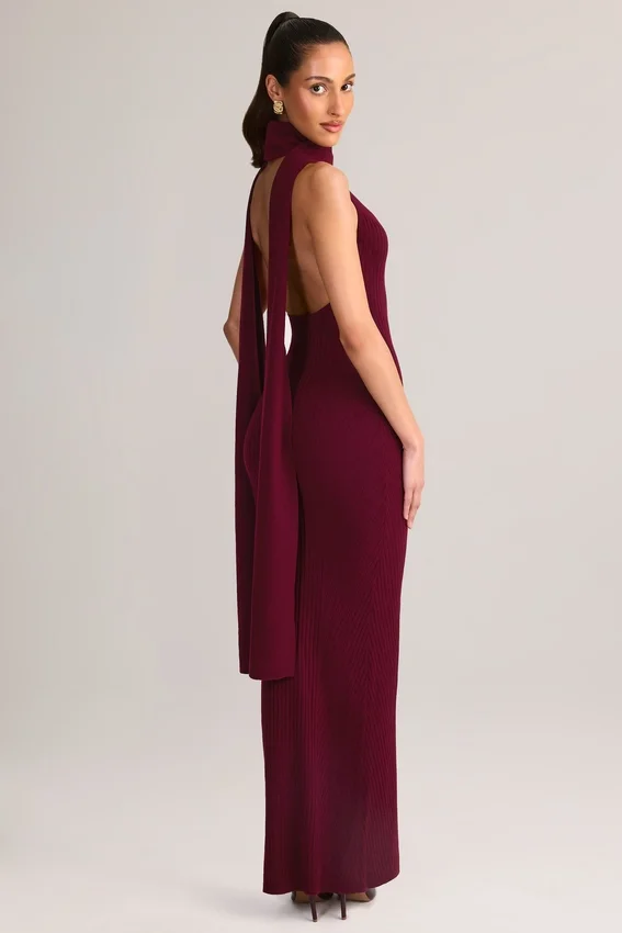 Vestito lungo con scollo all’americana e dettagli a sciarpa in maglia a coste Dree, color vino Vestito lungo con scollo all’americana e dettagli a sciarpa in maglia a coste Dree, color vino