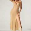 Vestito lungo con scollo posteriore aperto e decorazioni Lyric in oro Vestito lungo con scollo posteriore aperto e decorazioni Lyric in oro