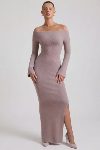 Vestito lungo con spalle scoperte in maglia a coste Terneigh, color taupe